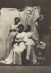 Cousins Cook en costume classique dans le studio de Chesnut Street d
